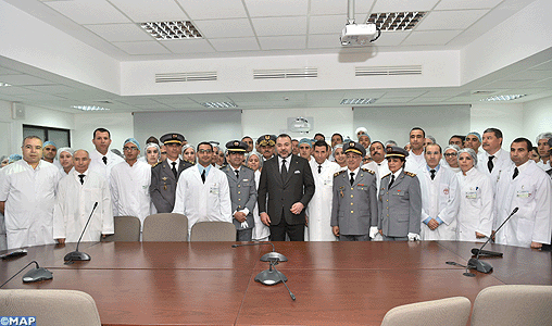 Pr. Said ZOUHAIR présente le Le Centre de virologie, des maladies infectieuses et tropicales de l’Hôpital militaire d’instruction Mohammed V de Rabat à Sa Majesté le Roi Mohammed VI, que Dieu le Glorifie, lors de son inauguration le 08 Mars 2016